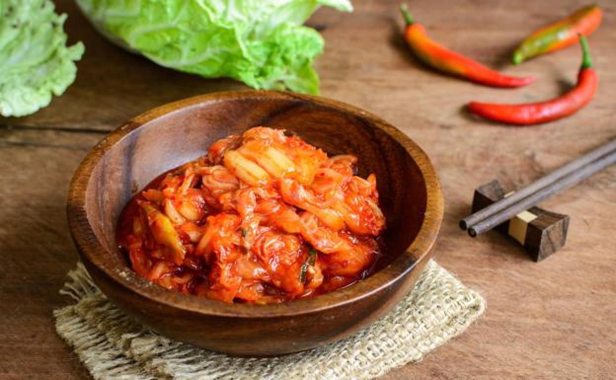 Uno de los superalimentos que no puede faltar en tu lista de productos para comprar es el kimchi.