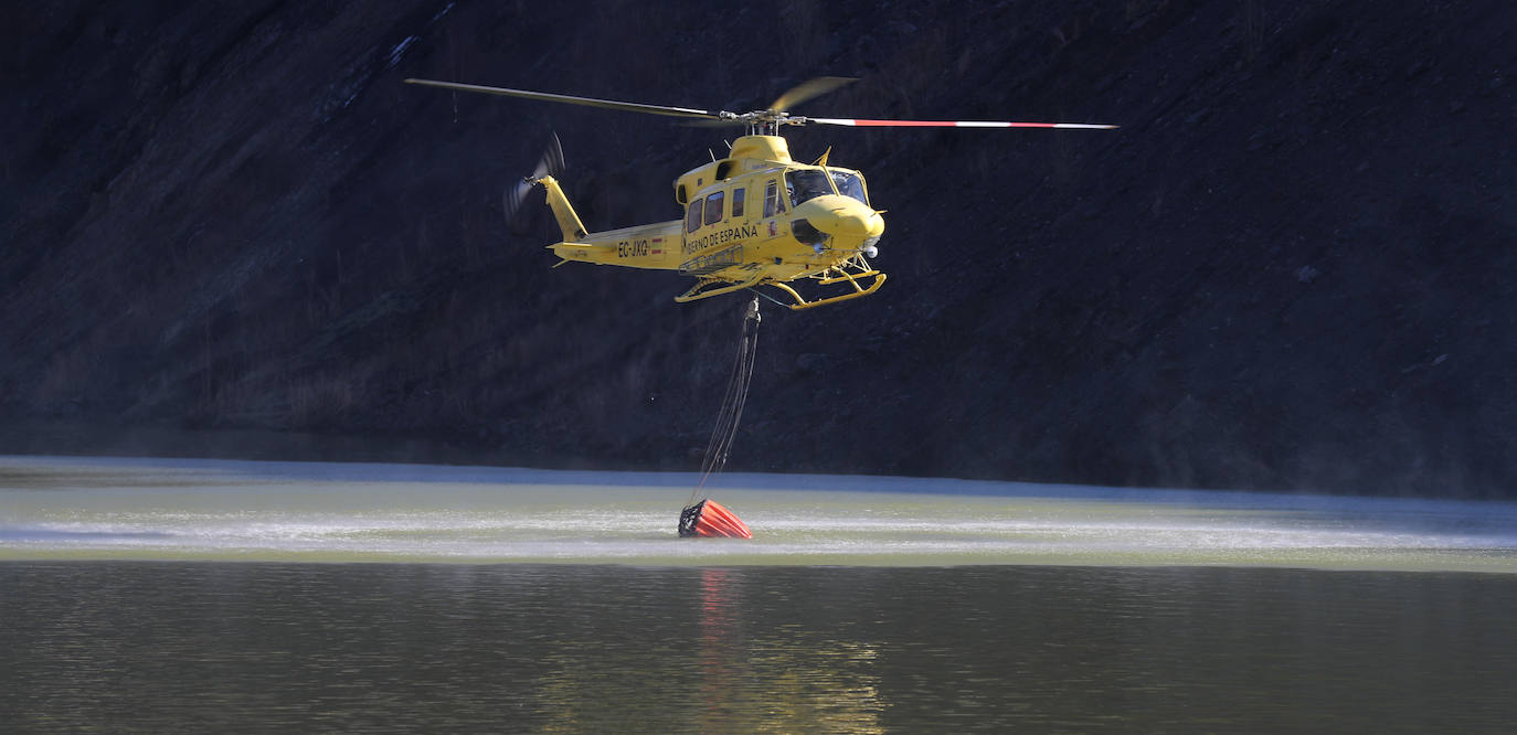 La rápida actuación de los servicios de emergencias impidió que el incendio entrase en la reserva natural de Muniellos, situada en la vertiente inmediatamente aledaña a la zona donde se estaba produciendo el fuego, que tiene todos las indicios de haber sido provocado, como comentaron algunos vecinos de la zona.