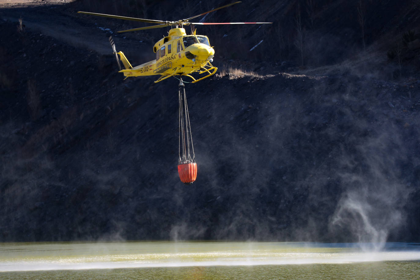 La rápida actuación de los servicios de emergencias impidió que el incendio entrase en la reserva natural de Muniellos, situada en la vertiente inmediatamente aledaña a la zona donde se estaba produciendo el fuego, que tiene todos las indicios de haber sido provocado, como comentaron algunos vecinos de la zona.