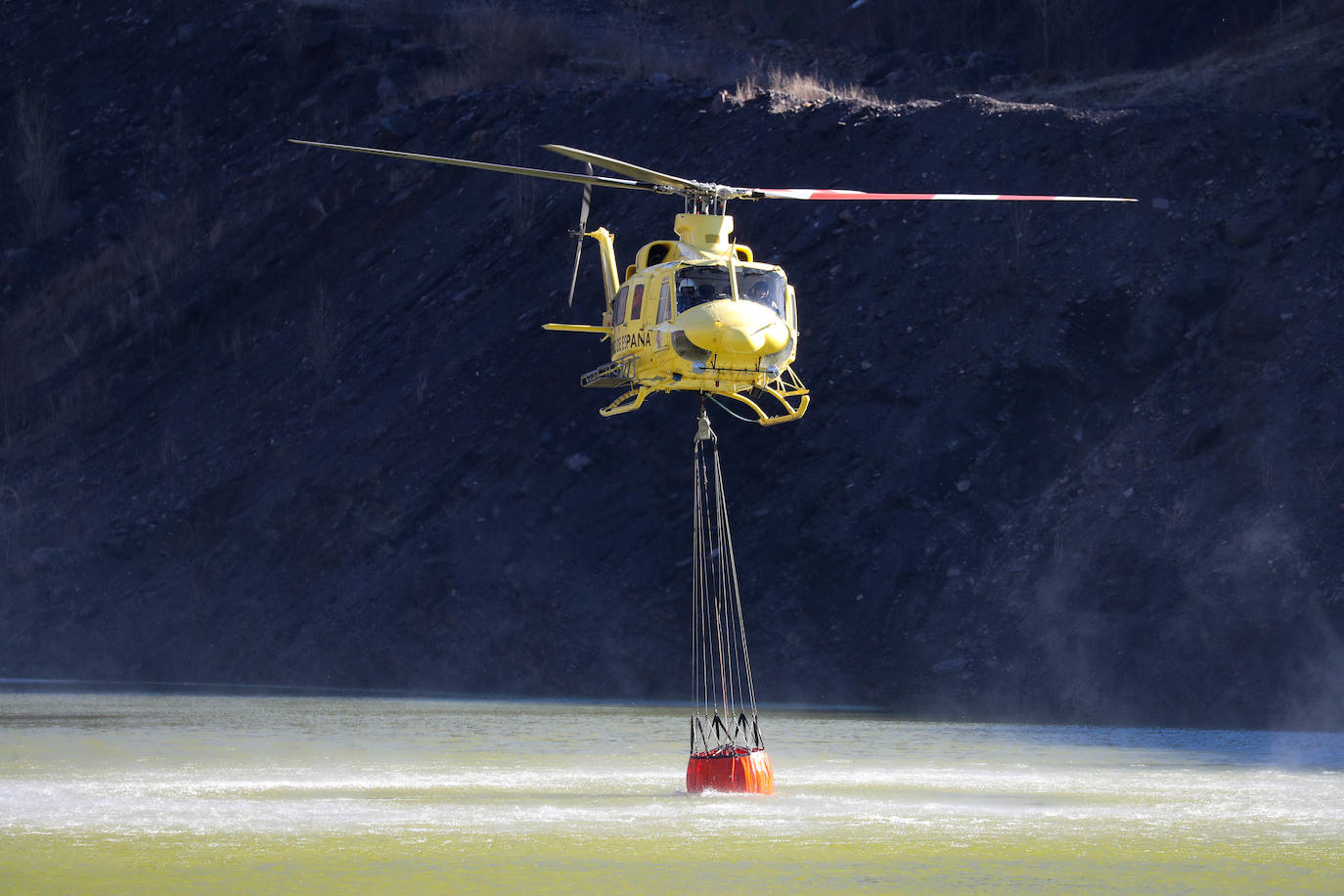 La rápida actuación de los servicios de emergencias impidió que el incendio entrase en la reserva natural de Muniellos, situada en la vertiente inmediatamente aledaña a la zona donde se estaba produciendo el fuego, que tiene todos las indicios de haber sido provocado, como comentaron algunos vecinos de la zona.