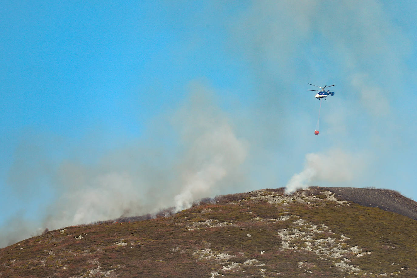 La rápida actuación de los servicios de emergencias impidió que el incendio entrase en la reserva natural de Muniellos, situada en la vertiente inmediatamente aledaña a la zona donde se estaba produciendo el fuego, que tiene todos las indicios de haber sido provocado, como comentaron algunos vecinos de la zona.