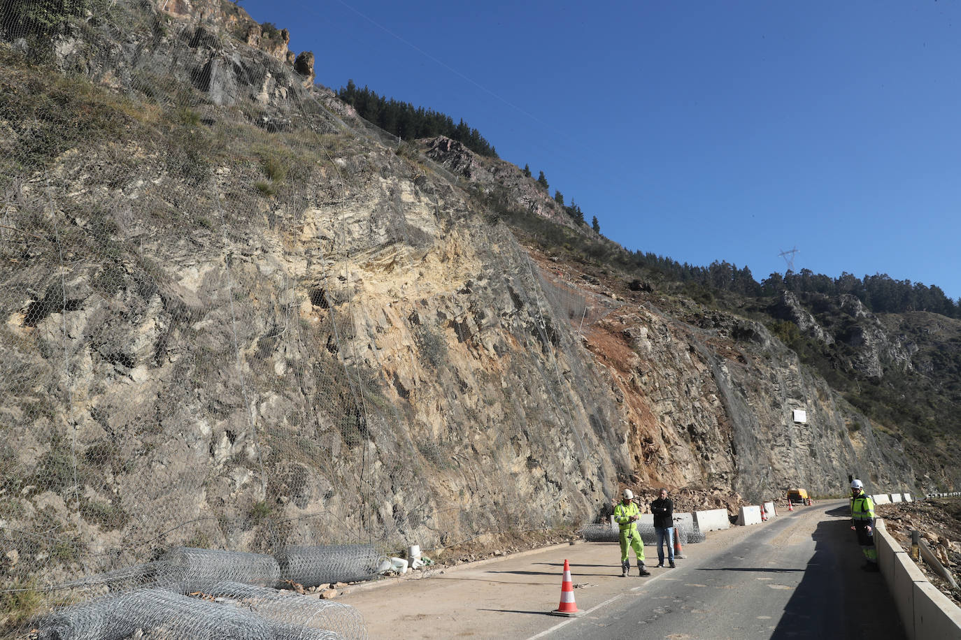 Fotos: Los operarios fijan los bulones y las redes de cotención en la AS-15