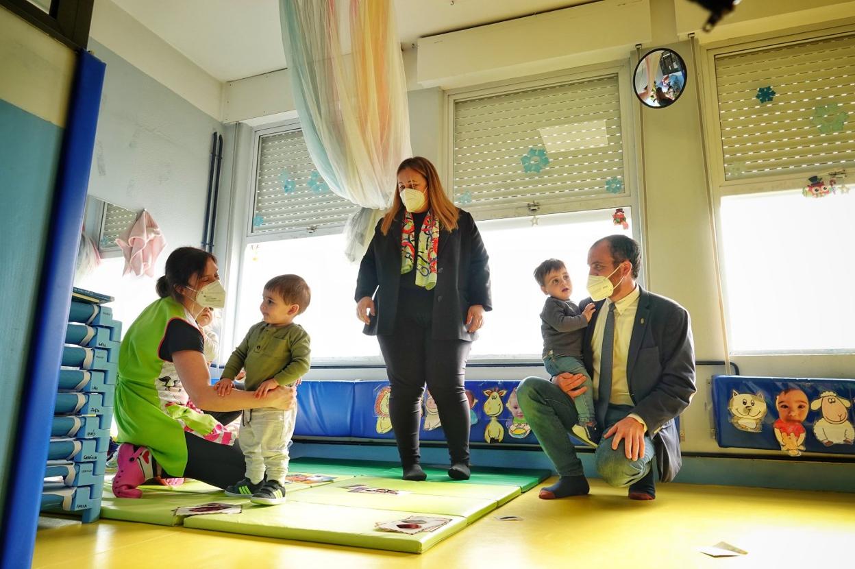 Lydia Espina e Iván Allende en la escuela de 0 a 3 de Infiesto. 