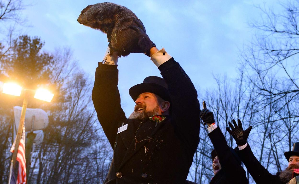 La marmota Phil vaticina seis semanas más de invierno en 2022