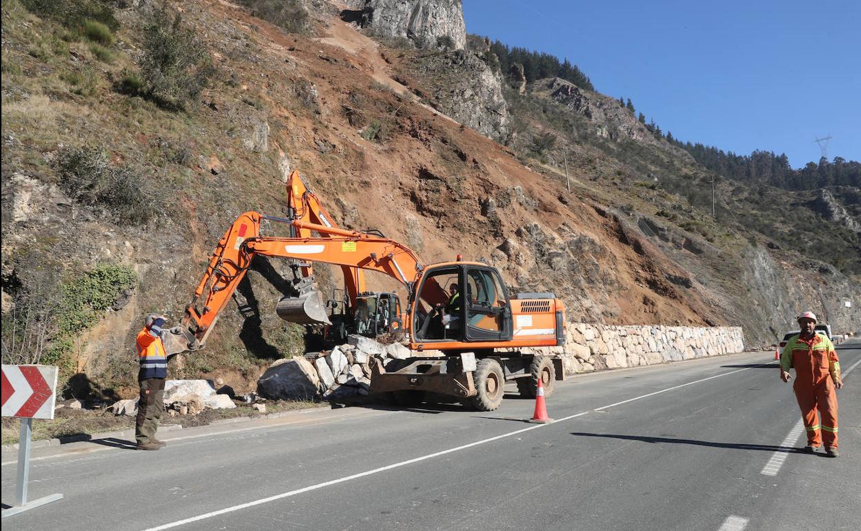 Trabajos de consolidación de la ladera en la AS-15. 