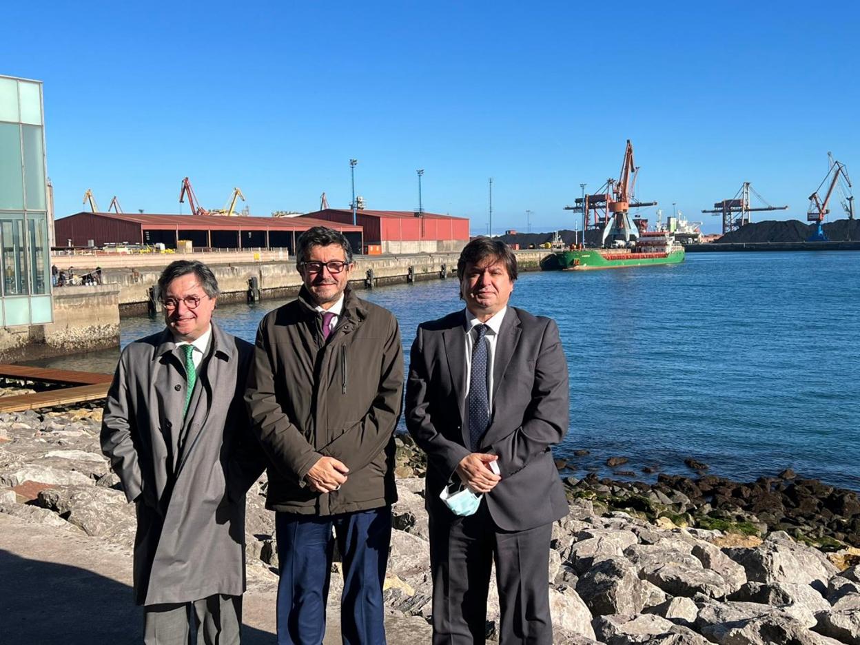 Laureano Lourido, Álvaro Rodríguez Dapena y José Manuel del Arco, ayer, en El Musel. 