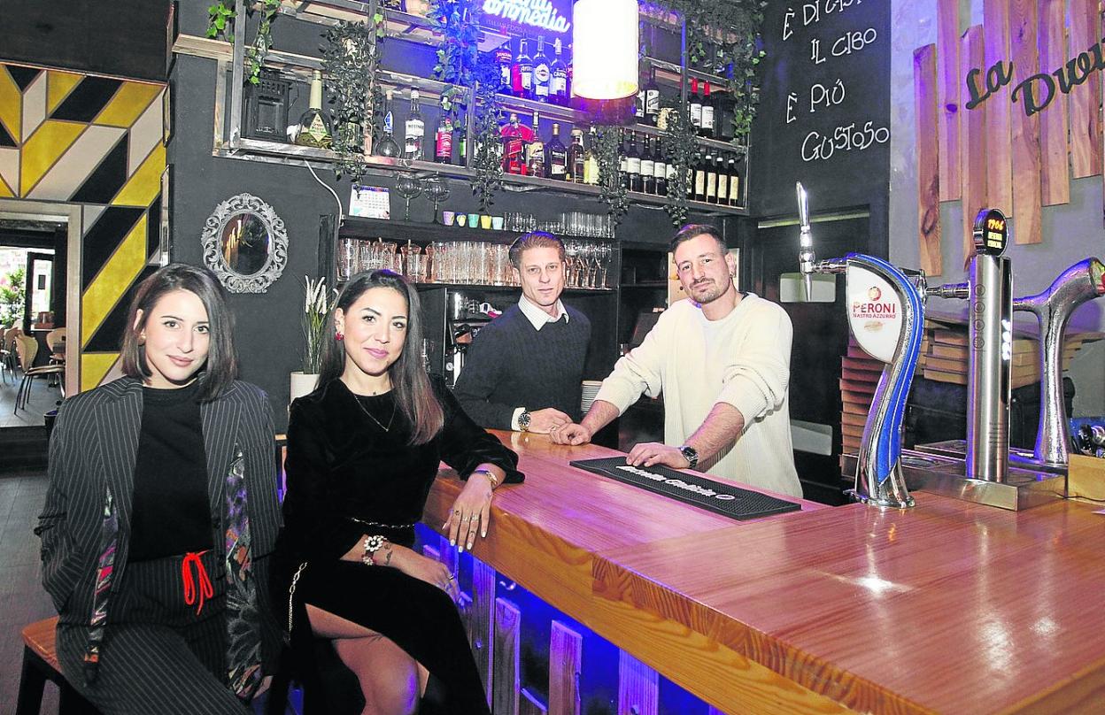 Rubén Mazzoni y Emiliano Masci, con Valentina Martino y Camila Nardiello. 