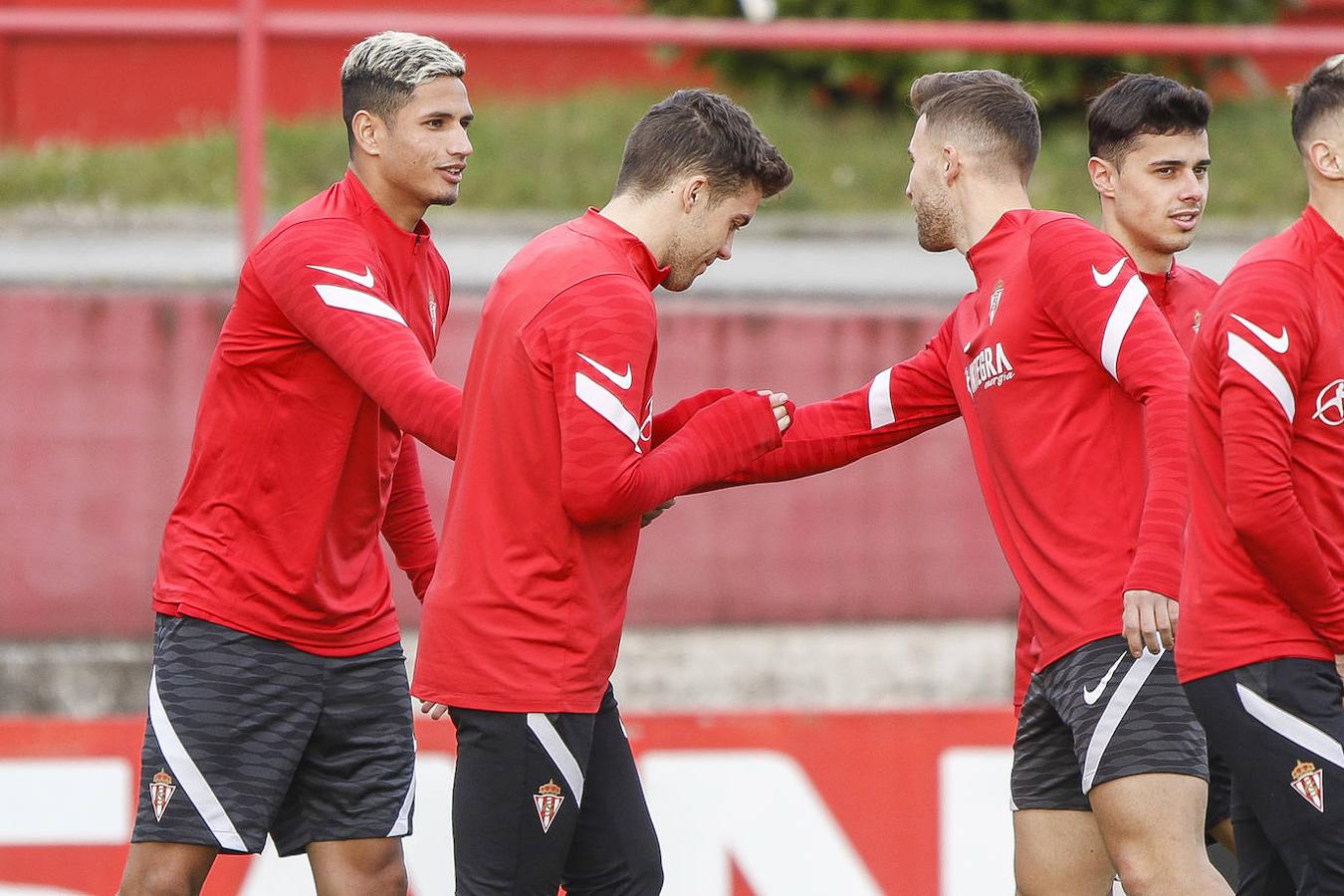 El joven delantero procedente del Dynamo de Kiev, que aterrizó el martes en Asturias, ha participado esta mañana en el entrenamiento, antes de su presentación oficial en El Molinón