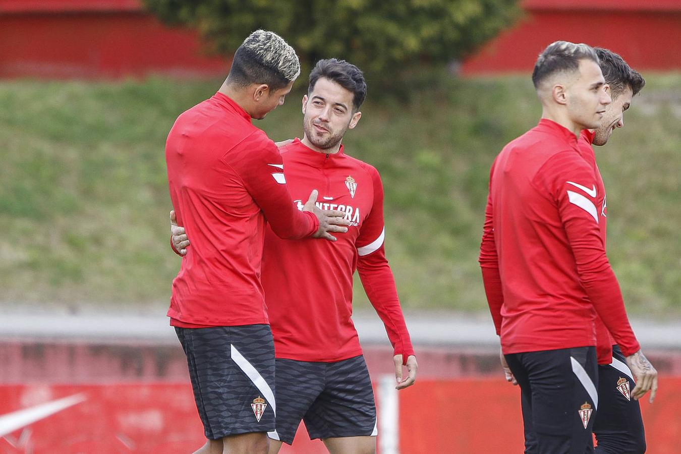 El joven delantero procedente del Dynamo de Kiev, que aterrizó el martes en Asturias, ha participado esta mañana en el entrenamiento, antes de su presentación oficial en El Molinón