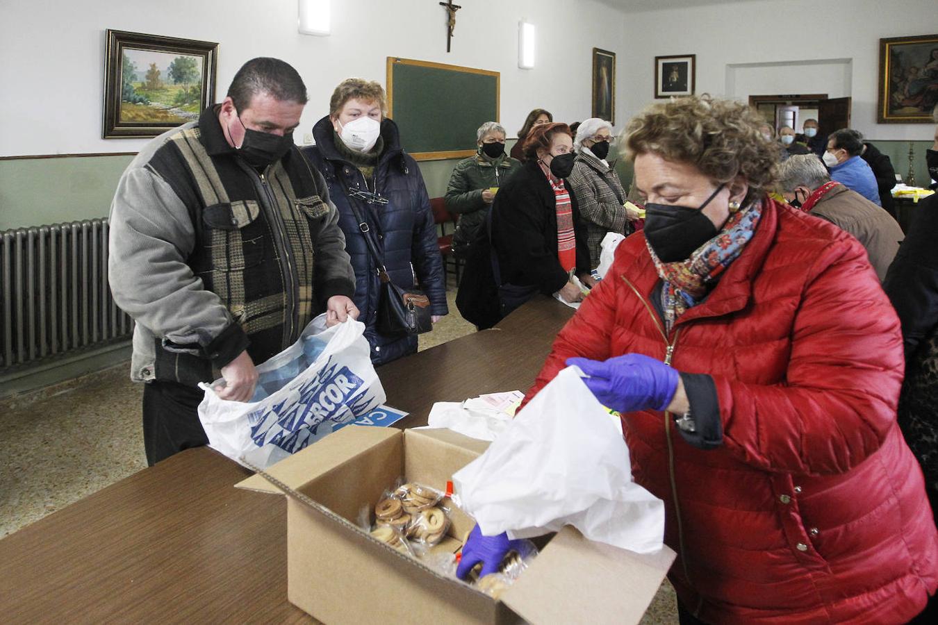 Alrededor de unas 8.000 bolsas -con seis roscas cada una y con un precio de un euro- se pusieron a la venta este jueves durante la celebración de la misa en la parroquia de Santa Cruz de Jove para celebrar el día de San Blas. Unos 550 kilos de las tradicionales rosquillas «sanadoras» se repartieron entre los asistentes e interesados en adquirir estos tradicionales dulces.