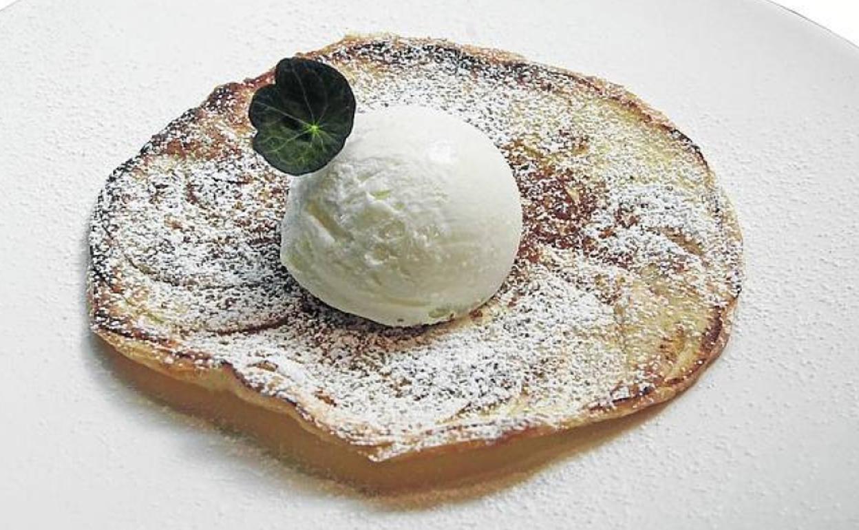 Tarta de manzana con helado de nata