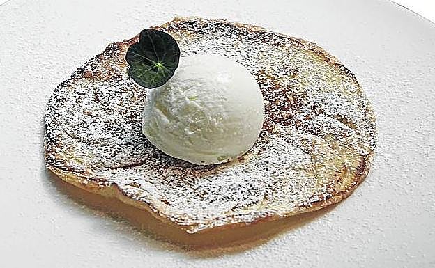 Tarta de manzana con helado de nata
