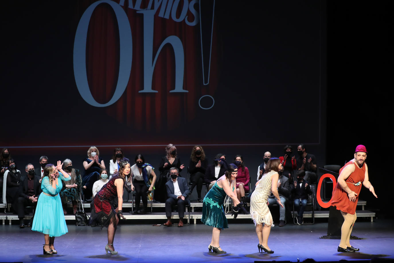 Higiénico Papel. Una compañía con dos espectáculos, 'Cuarteto' y 'Consecuencias de la sed', se ha erigido en la gran triunfadora de los Premios Oh! de las artes escénicas de Asturias, que otorga Escenastur, la asociación que agrupa a las compañías profesionales de la región. 'Cuarteto', montaje ganador del Premio Jovellanos a la producción 2021 y que se adentra con música en un texto de Heiner Müller que nos lleva al duelo de poder entre el vizconde de Valmont y la marquesa de Merteuil que hizo célebre 'Las amistades peligrosas', logró el premio al mejor espectáculo del pasado año. Pero es que, además, ese montaje se llevó los galardones a la mejor producción y al mejor diseño de iluminación para Carlos Dávila.