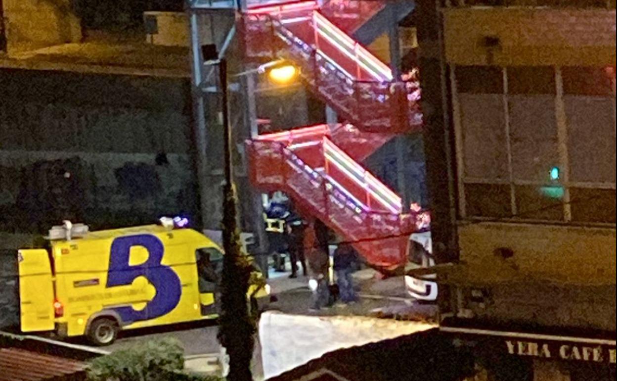 Los bomberos liberaron a las personas encerradas en el ascensor del paso ferroviario elevado de Las Vegas. 