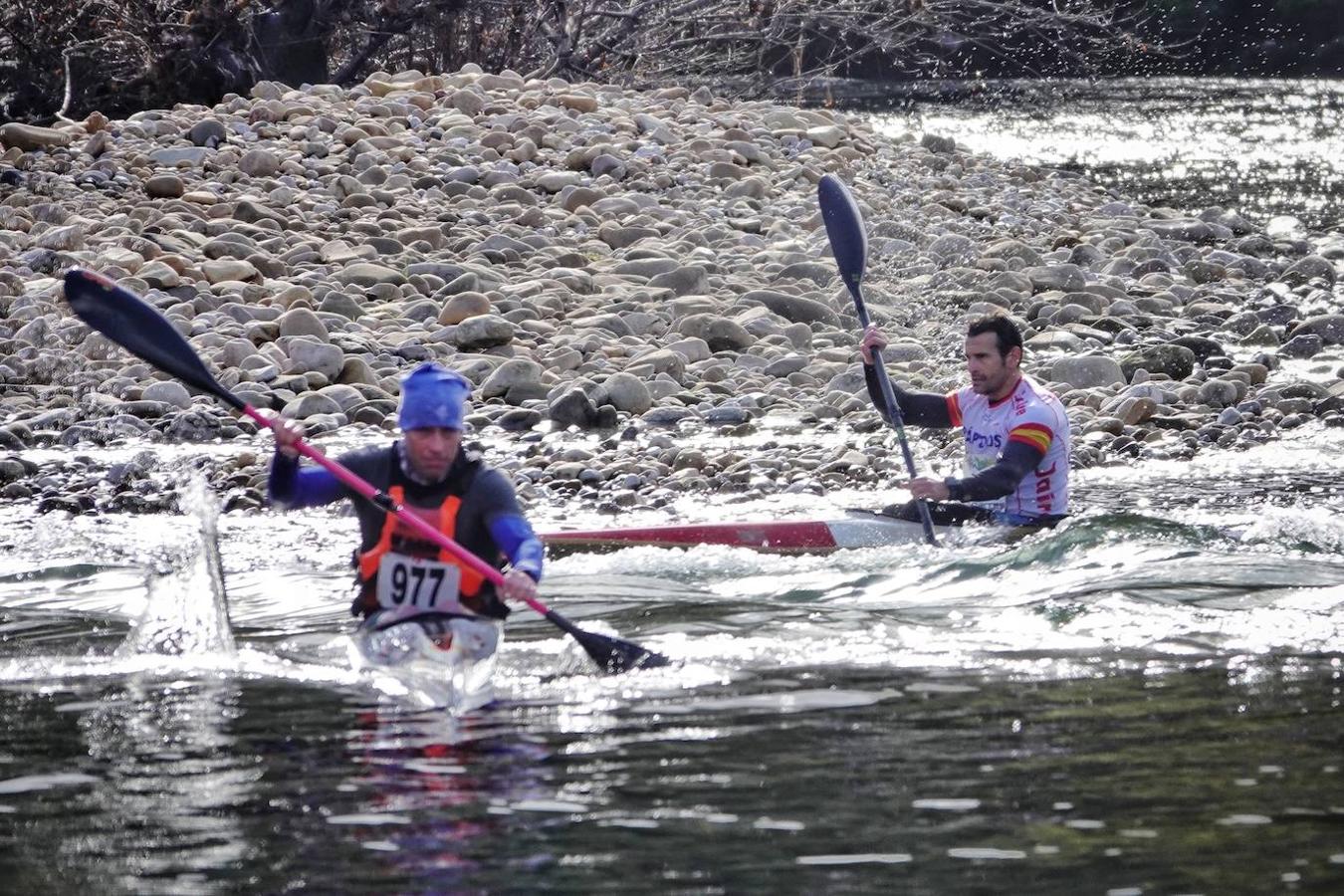 La temporada piragüística asturiana comenzó este sábado con el 1º Descenso-Ascenso del río Sella, prueba con meta y salida en el puente Emilio Llamedo Olivera de Arriondas y ciaboga en la mansa de la Veyera (Picu la Vieya).