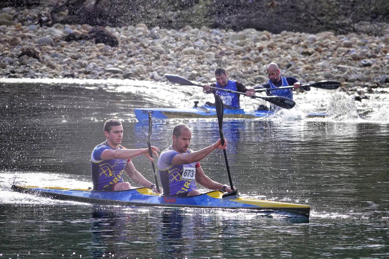 La temporada piragüística asturiana comenzó este sábado con el 1º Descenso-Ascenso del río Sella, prueba con meta y salida en el puente Emilio Llamedo Olivera de Arriondas y ciaboga en la mansa de la Veyera (Picu la Vieya).