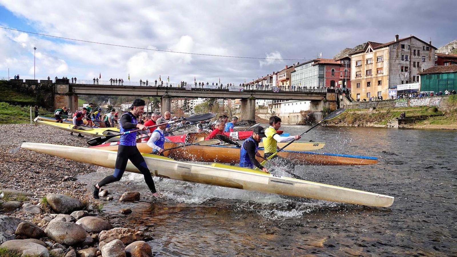 La temporada piragüística asturiana comenzó este sábado con el 1º Descenso-Ascenso del río Sella, prueba con meta y salida en el puente Emilio Llamedo Olivera de Arriondas y ciaboga en la mansa de la Veyera (Picu la Vieya).