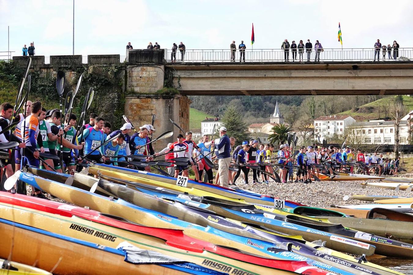 La temporada piragüística asturiana comenzó este sábado con el 1º Descenso-Ascenso del río Sella, prueba con meta y salida en el puente Emilio Llamedo Olivera de Arriondas y ciaboga en la mansa de la Veyera (Picu la Vieya).