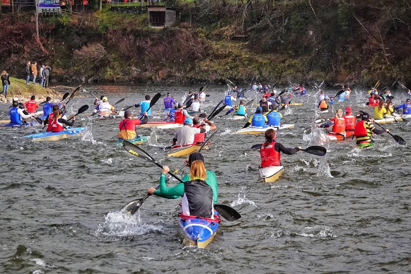 La temporada piragüística asturiana comenzó este sábado con el 1º Descenso-Ascenso del río Sella, prueba con meta y salida en el puente Emilio Llamedo Olivera de Arriondas y ciaboga en la mansa de la Veyera (Picu la Vieya).