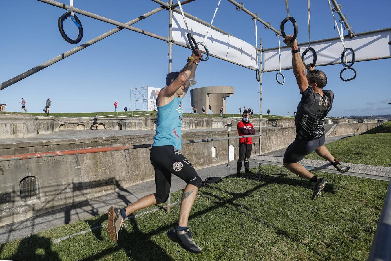 Desde las 15.30 de este sábado, el barrio de Cimavilla, en Gijón, acogió una carrera de obstáculos, en tandas de 50 participantes y con intervalos de diez minutos.