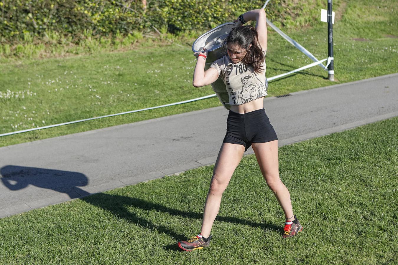 Desde las 15.30 de este sábado, el barrio de Cimavilla, en Gijón, acogió una carrera de obstáculos, en tandas de 50 participantes y con intervalos de diez minutos.