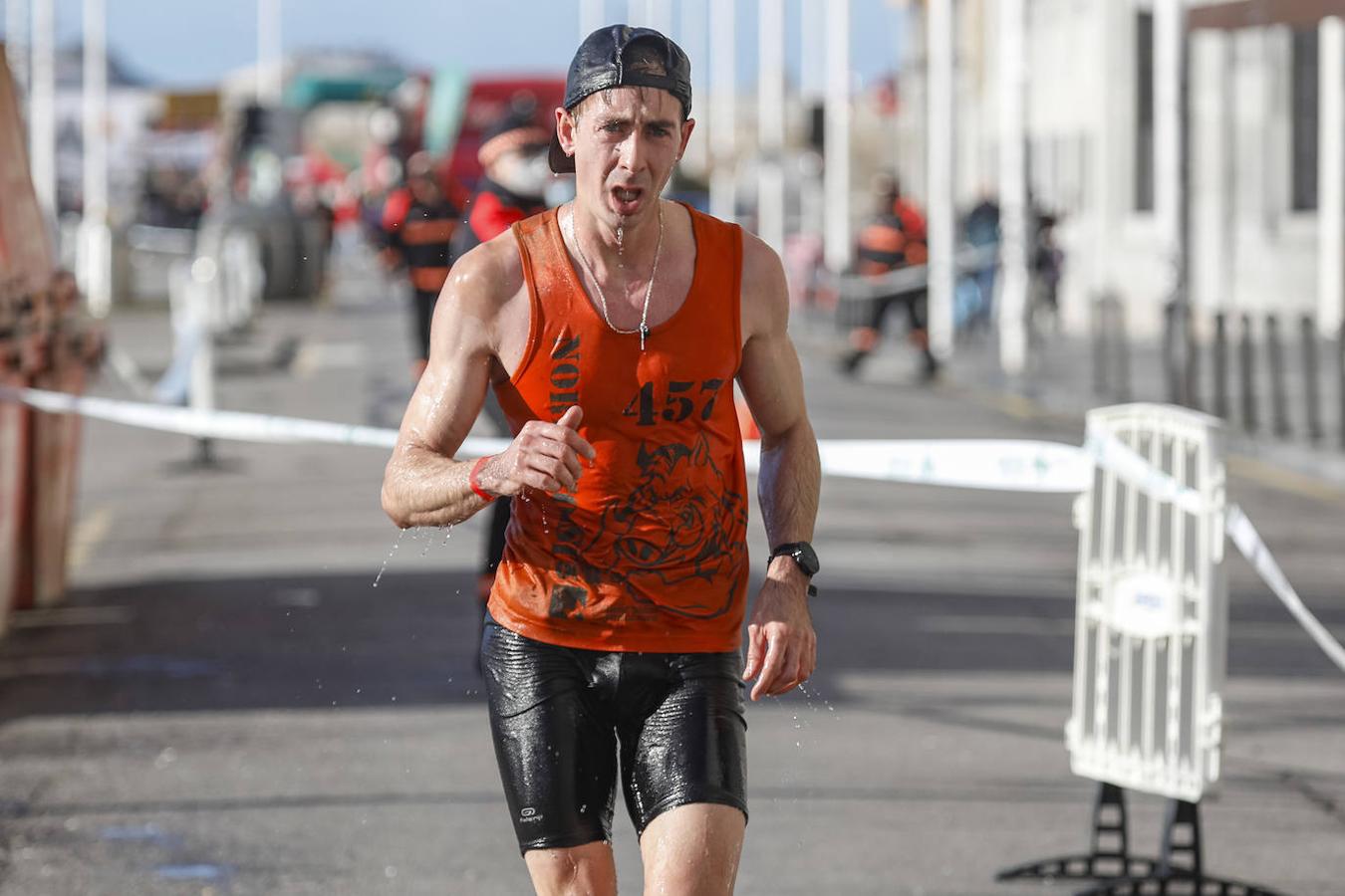 Desde las 15.30 de este sábado, el barrio de Cimavilla, en Gijón, acogió una carrera de obstáculos, en tandas de 50 participantes y con intervalos de diez minutos.