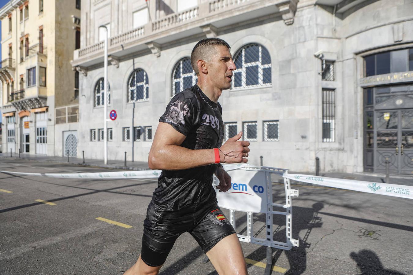 Desde las 15.30 de este sábado, el barrio de Cimavilla, en Gijón, acogió una carrera de obstáculos, en tandas de 50 participantes y con intervalos de diez minutos.