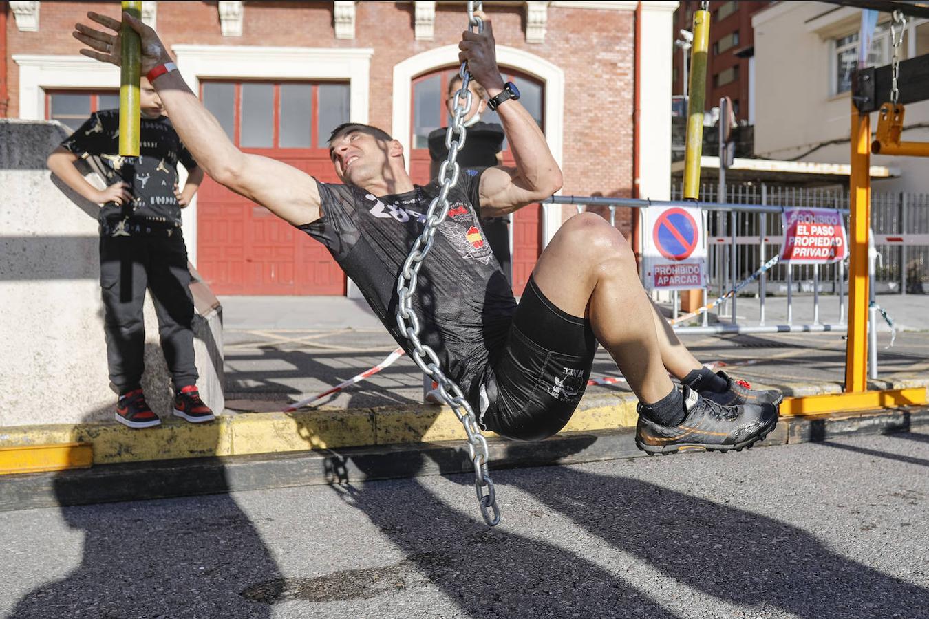 Desde las 15.30 de este sábado, el barrio de Cimavilla, en Gijón, acogió una carrera de obstáculos, en tandas de 50 participantes y con intervalos de diez minutos.