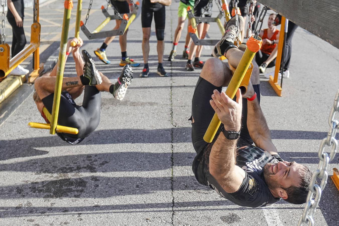 Desde las 15.30 de este sábado, el barrio de Cimavilla, en Gijón, acogió una carrera de obstáculos, en tandas de 50 participantes y con intervalos de diez minutos.