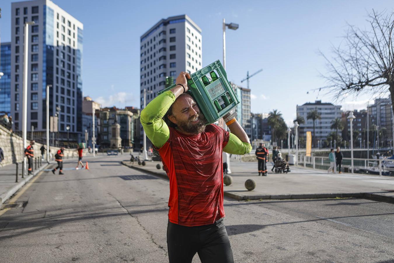 Desde las 15.30 de este sábado, el barrio de Cimavilla, en Gijón, acogió una carrera de obstáculos, en tandas de 50 participantes y con intervalos de diez minutos.