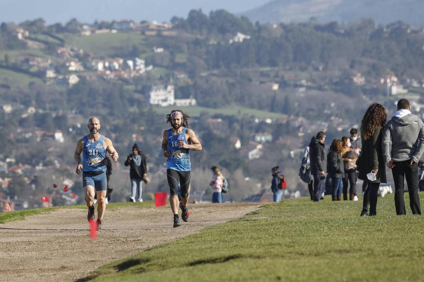 Desde las 15.30 de este sábado, el barrio de Cimavilla, en Gijón, acogió una carrera de obstáculos, en tandas de 50 participantes y con intervalos de diez minutos.