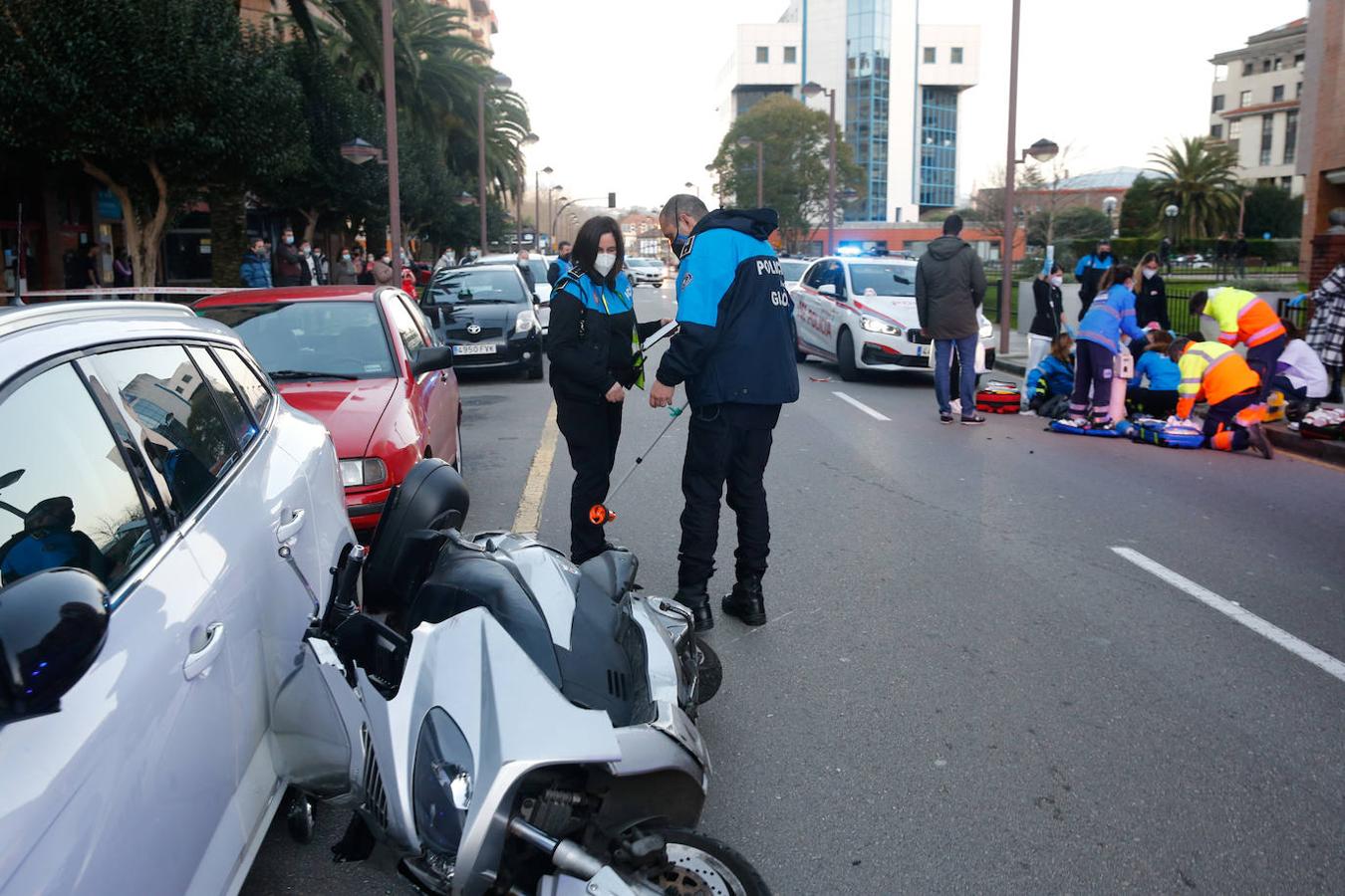 Un motorista, de 40 años, ha fallecido en la tarde de este sábado tras sufrir un accidente en la calle Ezcurdia. El hombre impactó contra el bordillo de la acera y posteriormente contra una farola.