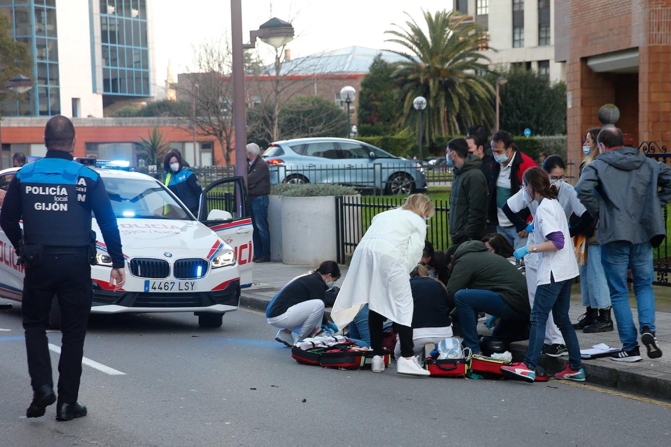 Un motorista, de 40 años, ha fallecido en la tarde de este sábado tras sufrir un accidente en la calle Ezcurdia. El hombre impactó contra el bordillo de la acera y posteriormente contra una farola.