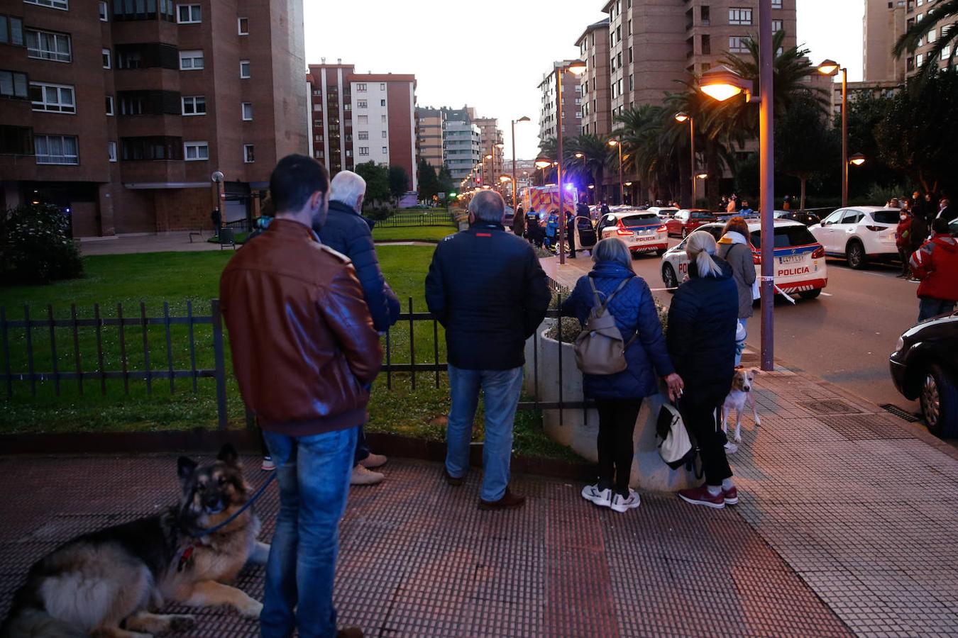 Un motorista, de 40 años, ha fallecido en la tarde de este sábado tras sufrir un accidente en la calle Ezcurdia. El hombre impactó contra el bordillo de la acera y posteriormente contra una farola.