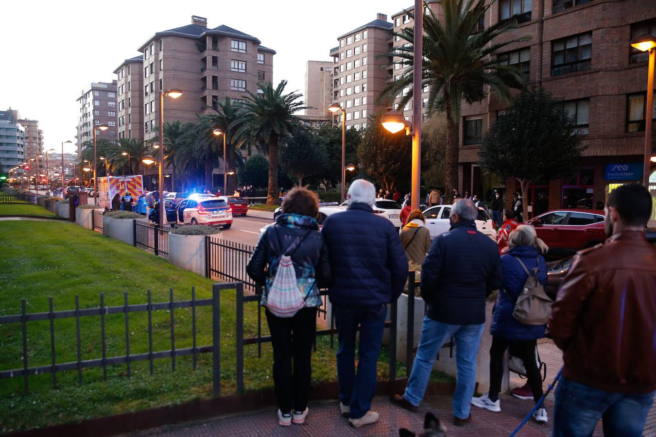 Un motorista, de 40 años, ha fallecido en la tarde de este sábado tras sufrir un accidente en la calle Ezcurdia. El hombre impactó contra el bordillo de la acera y posteriormente contra una farola.