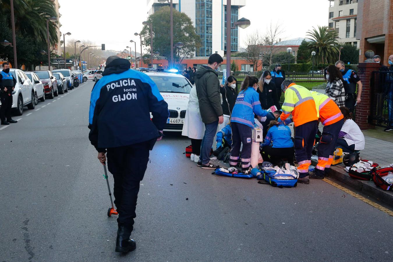 Un motorista, de 40 años, ha fallecido en la tarde de este sábado tras sufrir un accidente en la calle Ezcurdia. El hombre impactó contra el bordillo de la acera y posteriormente contra una farola.