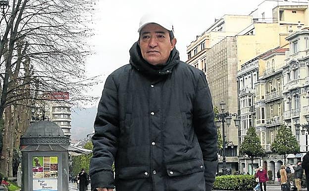 Vicente Machado, en un descanso de su jornada laboral, en el Campo San Francisco. 