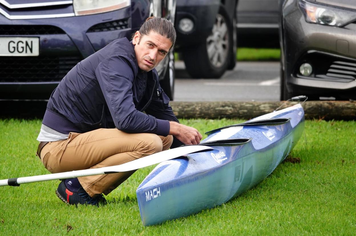 El presidente de la Federación Española, Javier Hernanz, con una piragua, en Arriondas. 