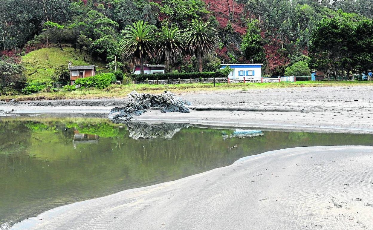 Varias de las construcciones de la playa valdesana de Otur afectadas por el dominio público marítimo terrestre.