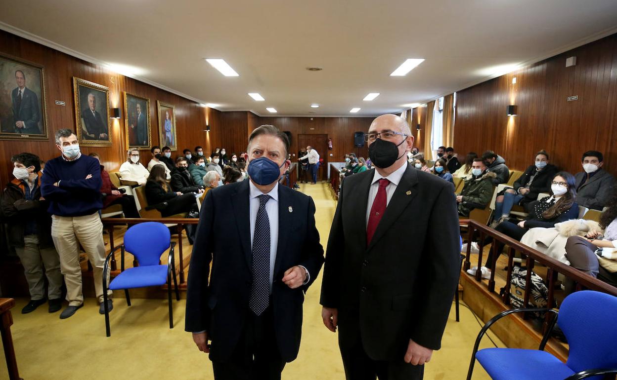 Alfredo Canteli y Francisco Javier Iglesias, momentos antes del encuentro con los estudiantes de la Escuela de Minas.