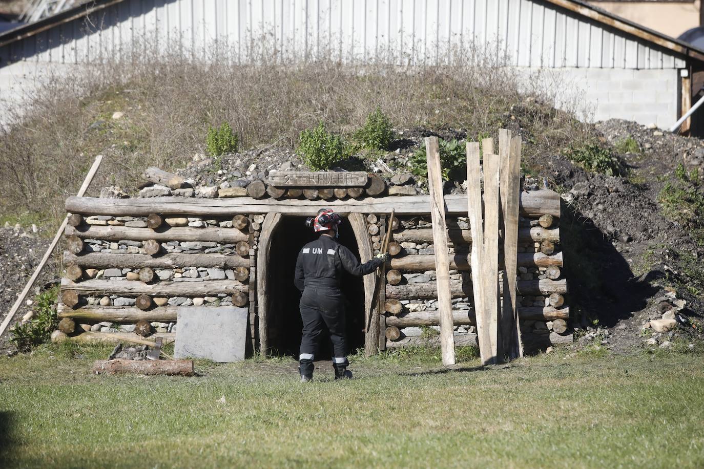 La Brigada de Salvamento Minero compartió sus conocimientos este martes con veintidós miembros de la Unidad Militar de Emergencias (UME) de Zaragoza en un ejercicio llevado a cabo en el Pozo Fondón, en Sama. Entre otros aspectos se abordó construcción de estructuras de madera, avances en galerías, trabajos y rescates en espacios confinados sin visibilidad y la extinción de incendios.