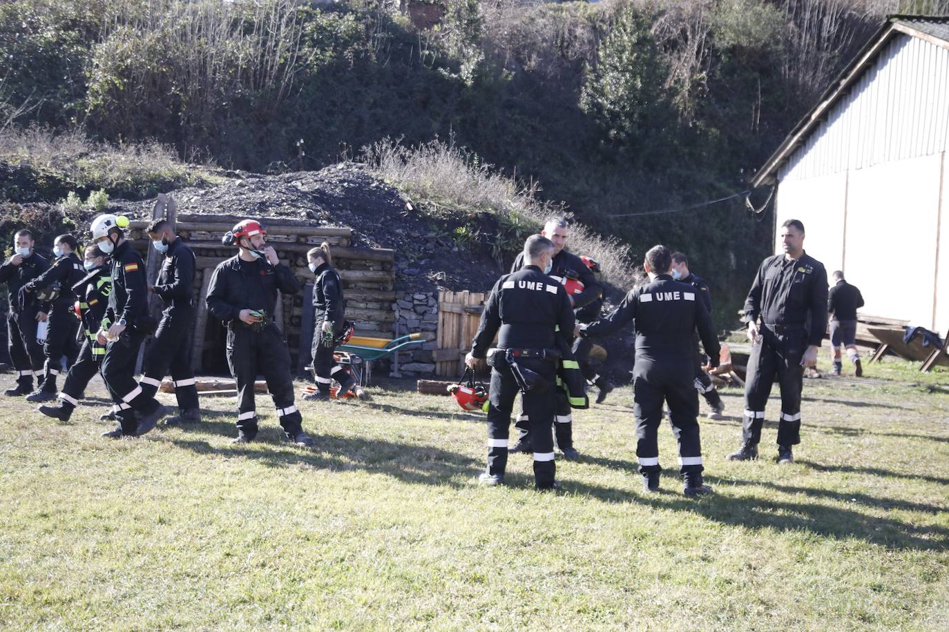 La Brigada de Salvamento Minero compartió sus conocimientos este martes con veintidós miembros de la Unidad Militar de Emergencias (UME) de Zaragoza en un ejercicio llevado a cabo en el Pozo Fondón, en Sama. Entre otros aspectos se abordó construcción de estructuras de madera, avances en galerías, trabajos y rescates en espacios confinados sin visibilidad y la extinción de incendios.