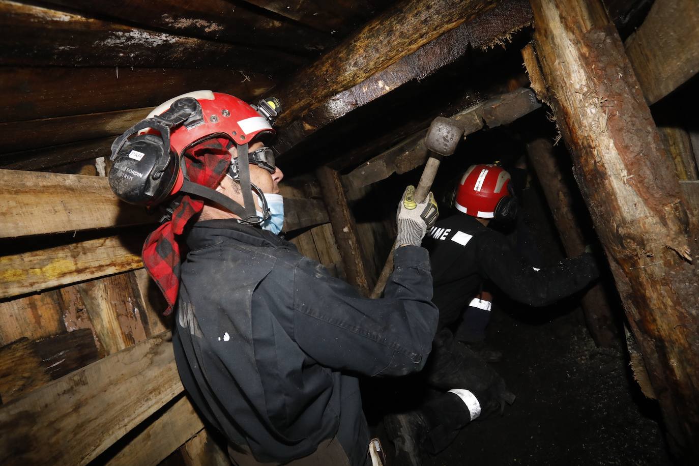 La Brigada de Salvamento Minero compartió sus conocimientos este martes con veintidós miembros de la Unidad Militar de Emergencias (UME) de Zaragoza en un ejercicio llevado a cabo en el Pozo Fondón, en Sama. Entre otros aspectos se abordó construcción de estructuras de madera, avances en galerías, trabajos y rescates en espacios confinados sin visibilidad y la extinción de incendios.