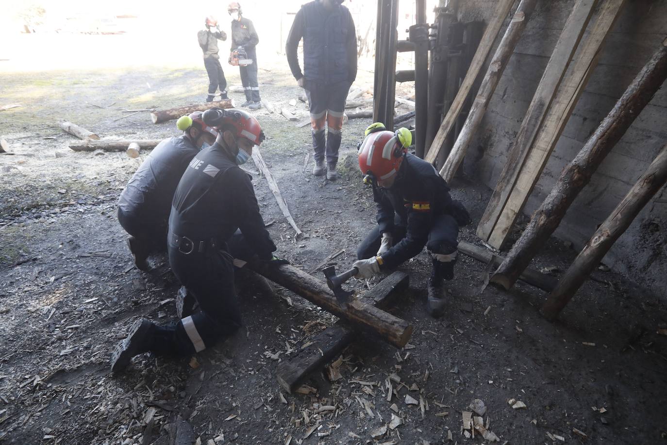 La Brigada de Salvamento Minero compartió sus conocimientos este martes con veintidós miembros de la Unidad Militar de Emergencias (UME) de Zaragoza en un ejercicio llevado a cabo en el Pozo Fondón, en Sama. Entre otros aspectos se abordó construcción de estructuras de madera, avances en galerías, trabajos y rescates en espacios confinados sin visibilidad y la extinción de incendios.