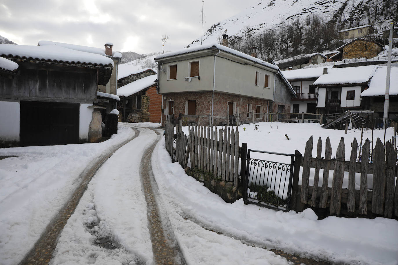 Una selección de pueblos medievales asturianos que permite recorrer los paisajes con más historia del Principado | En la imagen, Soto de Agues (Sobrescobio)