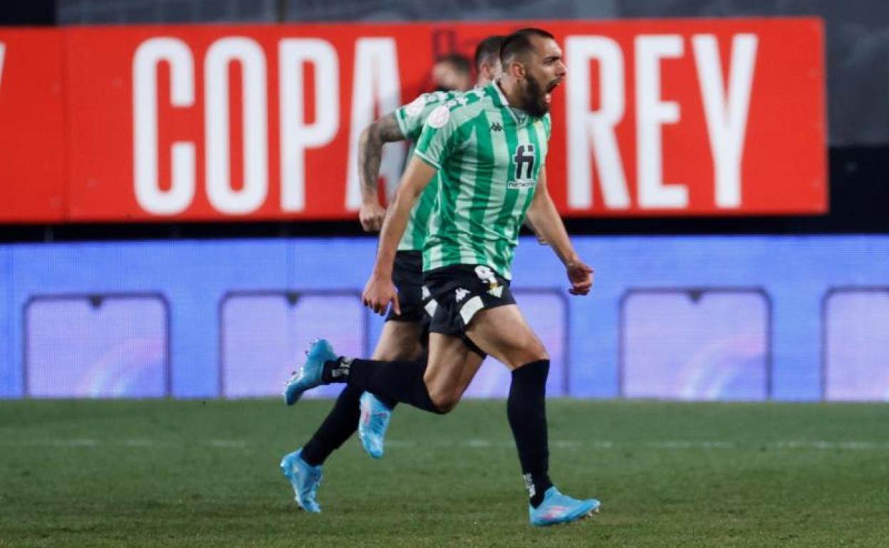 Borja Iglesias celebra su gol al Rayo en Vallecas.