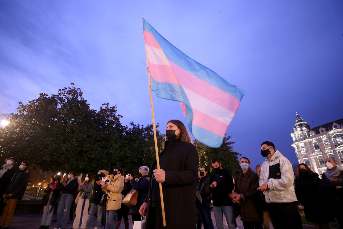 Doscientas personas han condenado la paliza sufrida el pasado fin de semana por un joven al grito de «maricón». Los manifestantes se han concentrado en la plaza de la Escandalera y han asegurado que «ninguna agresión homófoba va a quedar sin respuesta».