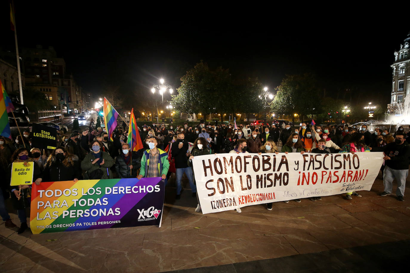 Doscientas personas han condenado la paliza sufrida el pasado fin de semana por un joven al grito de «maricón». Los manifestantes se han concentrado en la plaza de la Escandalera y han asegurado que «ninguna agresión homófoba va a quedar sin respuesta».