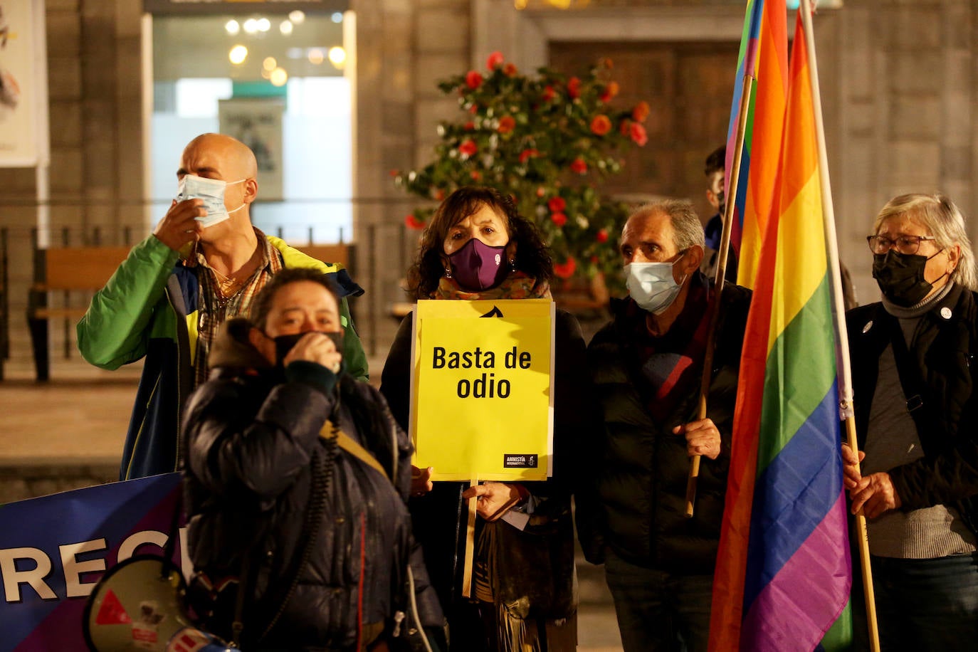 Doscientas personas han condenado la paliza sufrida el pasado fin de semana por un joven al grito de «maricón». Los manifestantes se han concentrado en la plaza de la Escandalera y han asegurado que «ninguna agresión homófoba va a quedar sin respuesta».