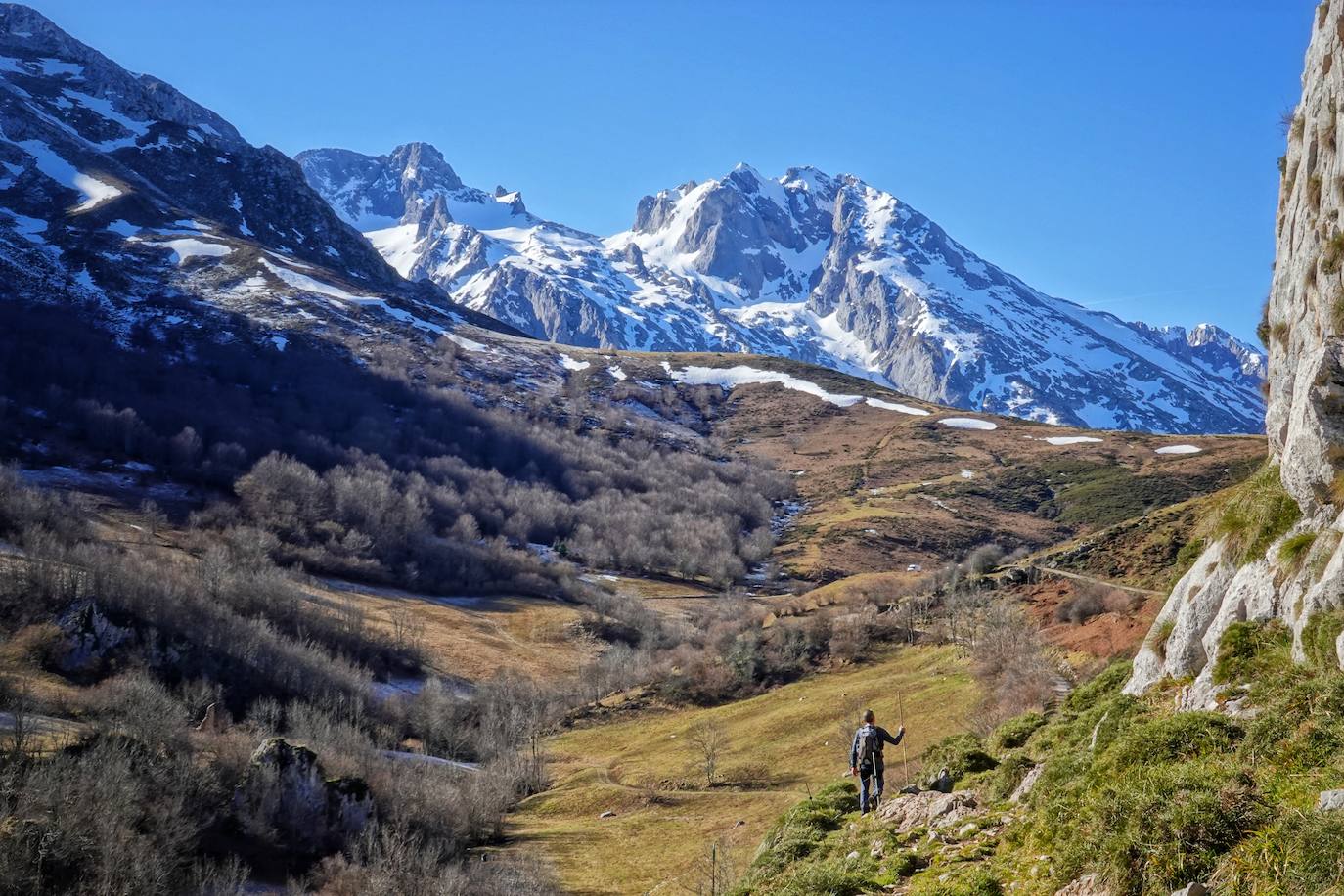 La ascensión a Peña Main (1605m), en pleno macizo de los Urrieles, no resulta complicada y, sin embargo, esta cumbre es una atalaya perfecta para observar los tres macizos de los Picos de Europa y sus cimas más altas y míticas